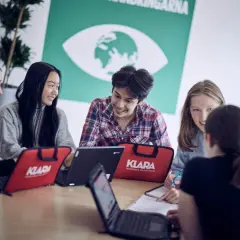 Elever på Klara Norra gymnasium samarbetar kring laptops.