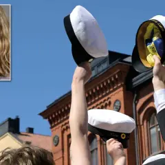 En kvinna ler, medan studenter firar med champagne och studentmössor. En milstolpe efter skolplikt gymnasiet.
