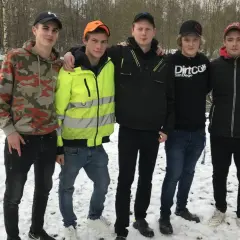 Fem killar från Ryssby gymnasiet poserar i snön vid en bro.