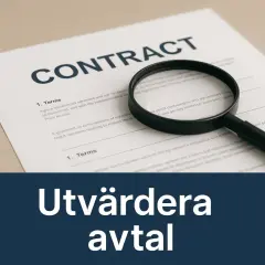 Förstoringsglas över ett kontrakt, vilket symboliserar enkel juridik och vikten av att utvärdera avtal noggrant.