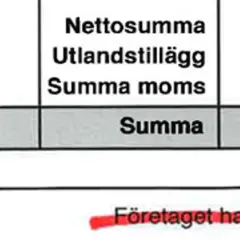En faktura visar netto, utlandstillägg och moms. Summan är 11 061. Företaget har F-skatt, vilket kan påverka hur skatt på skadestånd hanteras.