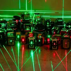 En samling laserpassare med gröna och röda linjer som projiceras på golvet och väggen. Perfekt för laser utbildning.