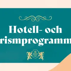 Texten "Hotell- och turismprogrammet" i vitt mot en turkos bakgrund. Nedanför syns en gyllene vapensköld.