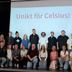Gruppbild på personal och elever från Celsius skolan framför en projektorduk med texten "Unikt för Celsius!".