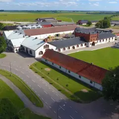 Ögonblicksbild över Bollerups lantbruksinstitut med sina många byggnader, gröna fält och träd.