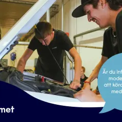 Två unga män arbetar med en bilmotor. Sök till Fordons-programmet för att lära dig om modern teknik och fordon.