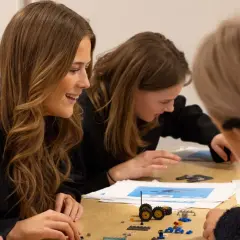 Elever på Aspero Karlskrona bygger med Lego.