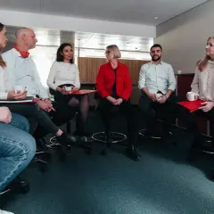 Grupp diskuterar under en utbildning.
