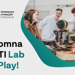 Elever skrattar vid en 3D-skrivare på NTI Vetenskapsgymnasiet Stockholm. Välkomna till NTI Lab and Play!
