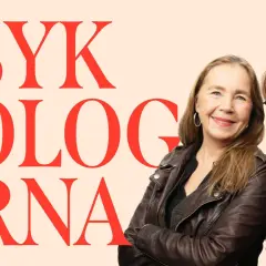 Två leende kvinnor framför texten "Psykologerna". Kanske diskuterar de psykolog utbildning krav.