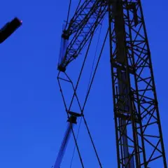 Byggkranar mot en mörkblå himmel. Ett ramavtal för framtida projekt.