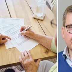 En person skriver på ett dokument. En annan person pekar på det. Kanske ett testamente original saknas?