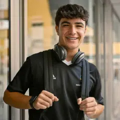 Ung kille med hörlurar och ryggsäck, redo för en **rig fotboll**-träning.
