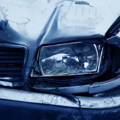 En frontkrock har lämnat bilen med en krossad strålkastare och bucklig motorhuv. En påminnelse om culpa regeln.