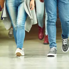 Elever på väg till gymnasiet, redo för en fri kvot. Jeans och sneakers dominerar bland de unga.