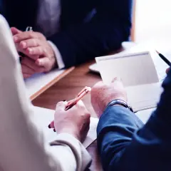 Möte där dokument skrivs under trots force major.
