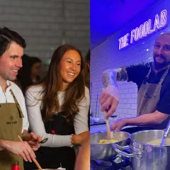 Två glada personer deltar i roliga kurser i matlagning. En man och en kvinna ler medan de lagar mat, och en kock med tatueringar rör i kastruller under neonskylten "THE FOODLAB".