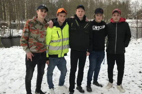 Fem killar från Ryssby gymnasiet poserar i snön vid en bro.