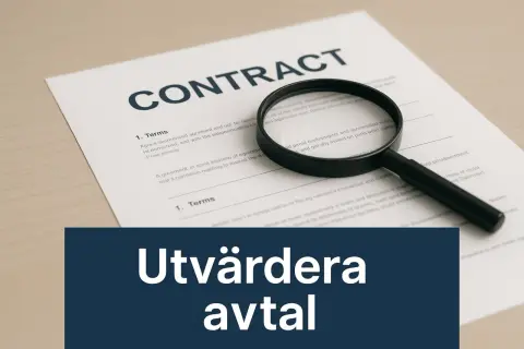 Förstoringsglas över ett kontrakt, vilket symboliserar enkel juridik och vikten av att utvärdera avtal noggrant.