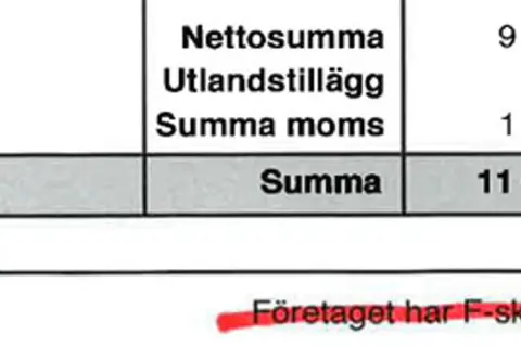 En faktura visar netto, utlandstillägg och moms. Summan är 11 061. Företaget har F-skatt, vilket kan påverka hur skatt på skadestånd hanteras.