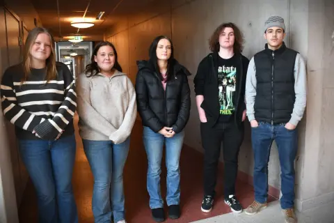 Fem elever från estetiska skolan Arvika står i en korridor.