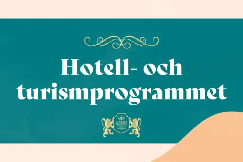 Texten "Hotell- och turismprogrammet" i vitt mot en turkos bakgrund. Nedanför syns en gyllene vapensköld.