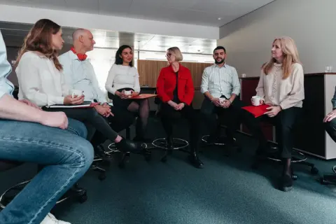 Grupp diskuterar under en utbildning.