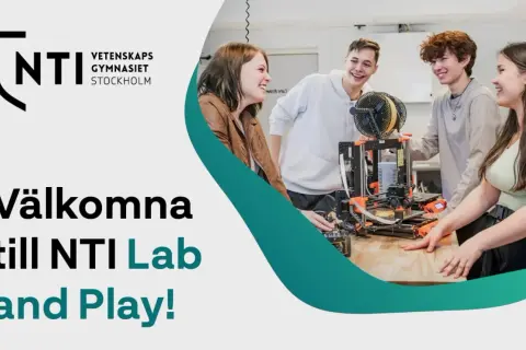 Elever skrattar vid en 3D-skrivare på NTI Vetenskapsgymnasiet Stockholm. Välkomna till NTI Lab and Play!