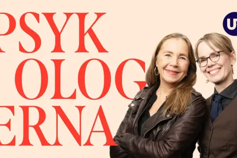 Två leende kvinnor framför texten "Psykologerna". Kanske diskuterar de psykolog utbildning krav.