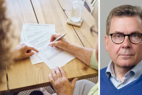 En person skriver på ett dokument. En annan person pekar på det. Kanske ett testamente original saknas?
