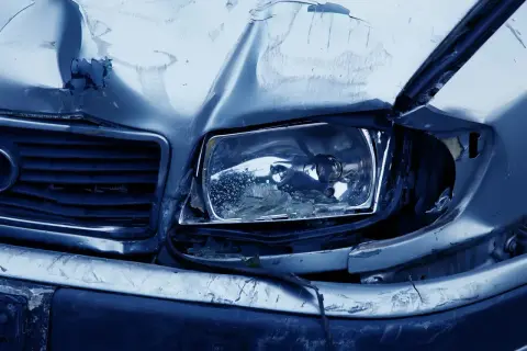 En frontkrock har lämnat bilen med en krossad strålkastare och bucklig motorhuv. En påminnelse om culpa regeln.