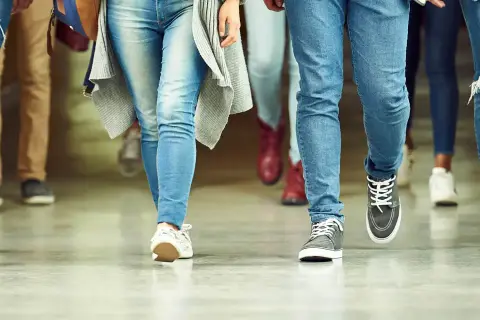 Elever på väg till gymnasiet, redo för en fri kvot. Jeans och sneakers dominerar bland de unga.