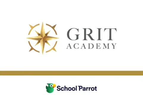 Grit Academy: en gyllene kompass som symboliserar riktning och framgång. School Parrot.