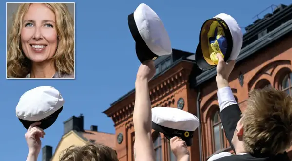 En kvinna ler, medan studenter firar med champagne och studentmössor. En milstolpe efter skolplikt gymnasiet.