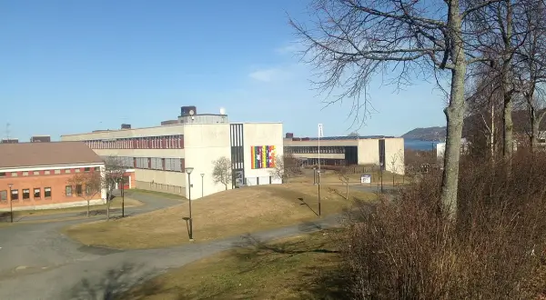 Sanda gymnasiet med sina moderna byggnader och grönområden, en solig dag.
