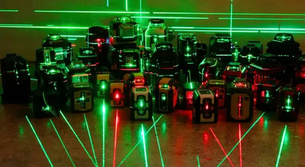 En samling laserpassare med gröna och röda linjer som projiceras på golvet och väggen. Perfekt för laser utbildning.