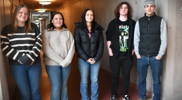 Fem elever från estetiska skolan Arvika står i en korridor.