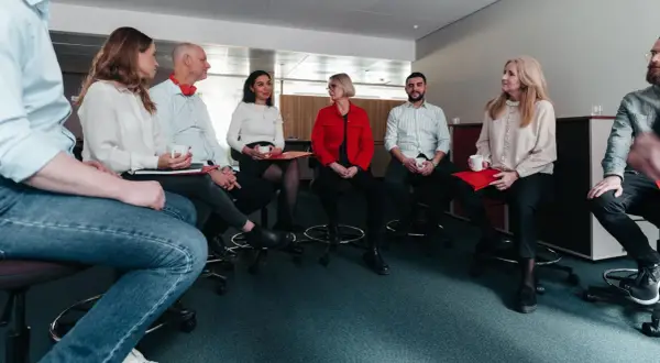 Grupp diskuterar under en utbildning.