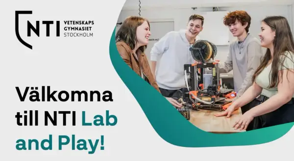 Elever skrattar vid en 3D-skrivare på NTI Vetenskapsgymnasiet Stockholm. Välkomna till NTI Lab and Play!