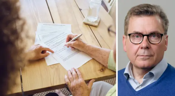 En person skriver på ett dokument. En annan person pekar på det. Kanske ett testamente original saknas?