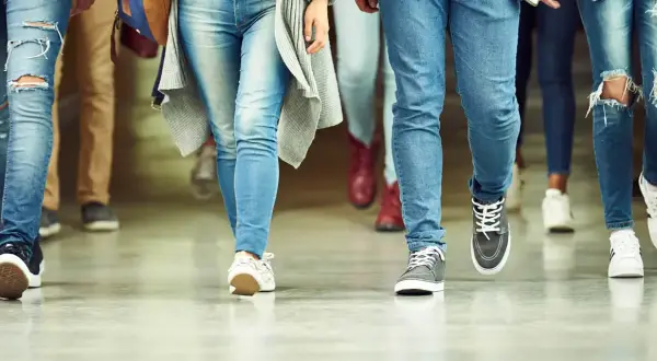 Elever på väg till gymnasiet, redo för en fri kvot. Jeans och sneakers dominerar bland de unga.