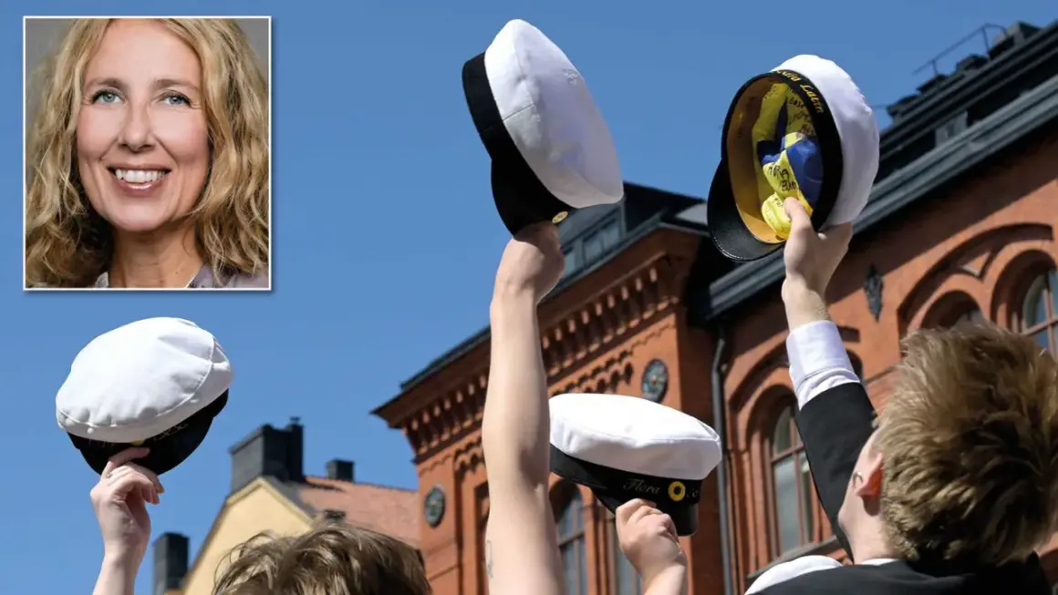 En kvinna ler, medan studenter firar med champagne och studentmössor. En milstolpe efter skolplikt gymnasiet.