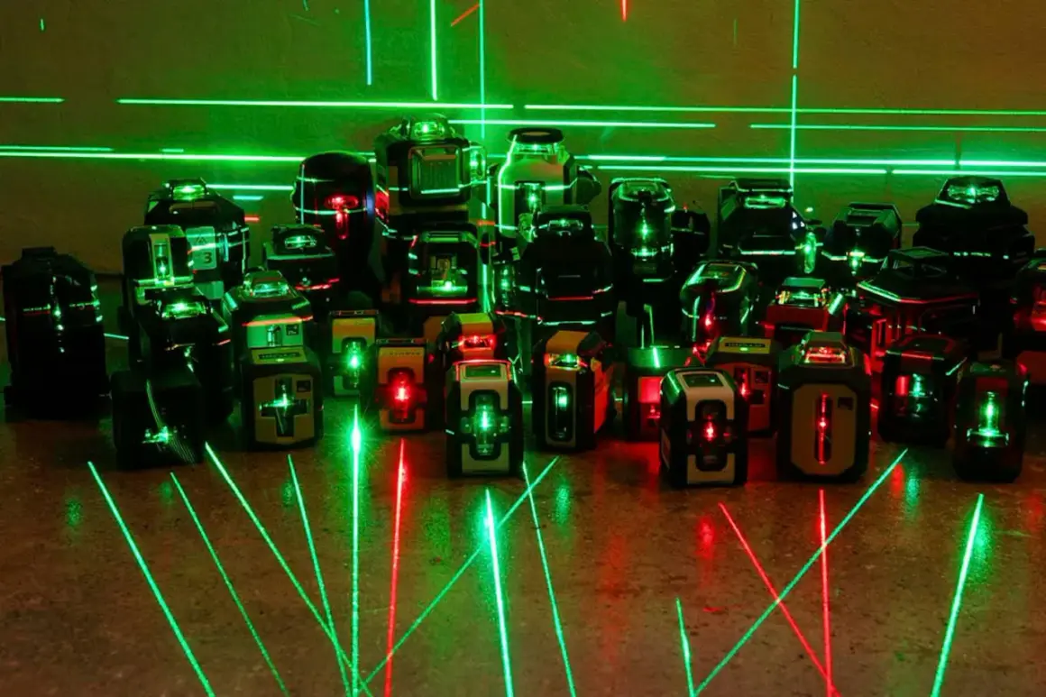 En samling laserpassare med gröna och röda linjer som projiceras på golvet och väggen. Perfekt för laser utbildning.