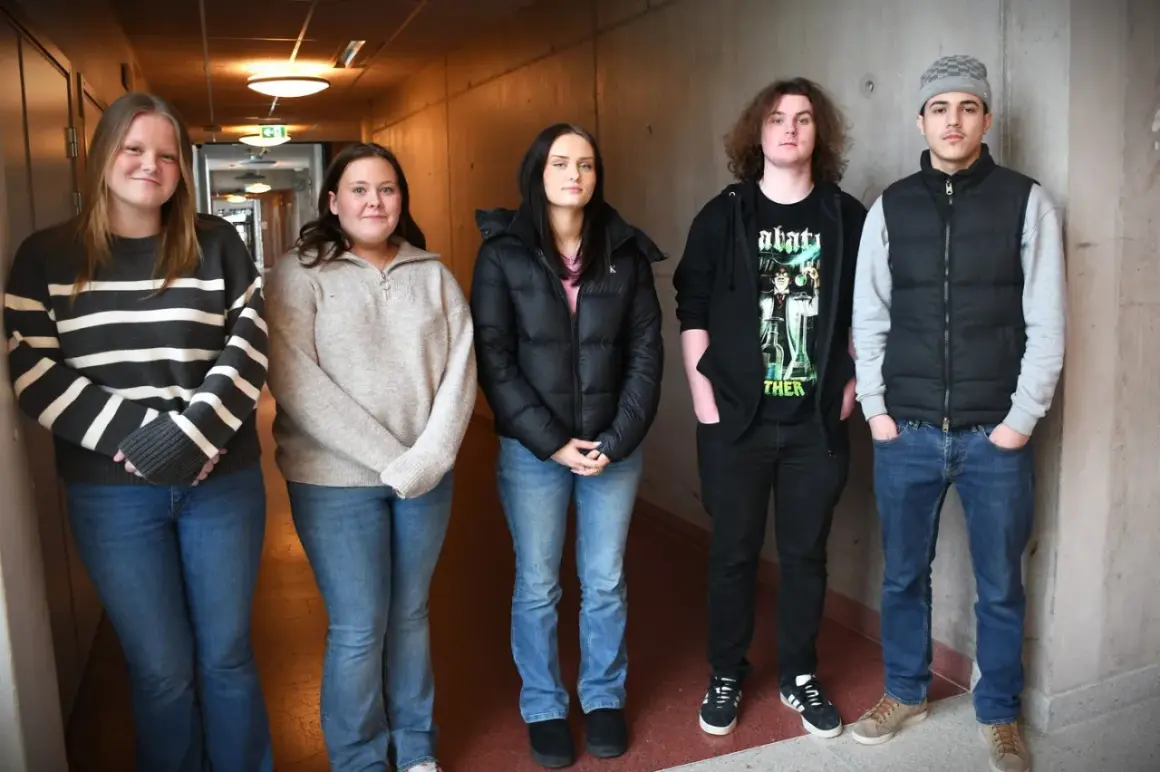 Fem elever från estetiska skolan Arvika står i en korridor.