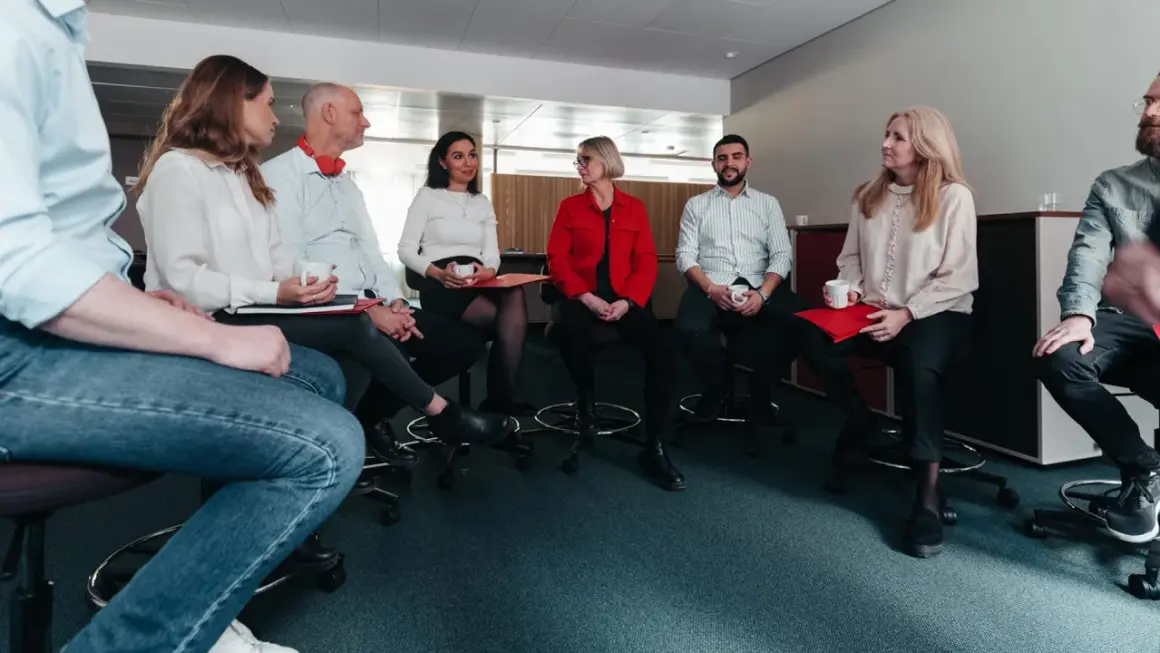Grupp diskuterar under en utbildning.