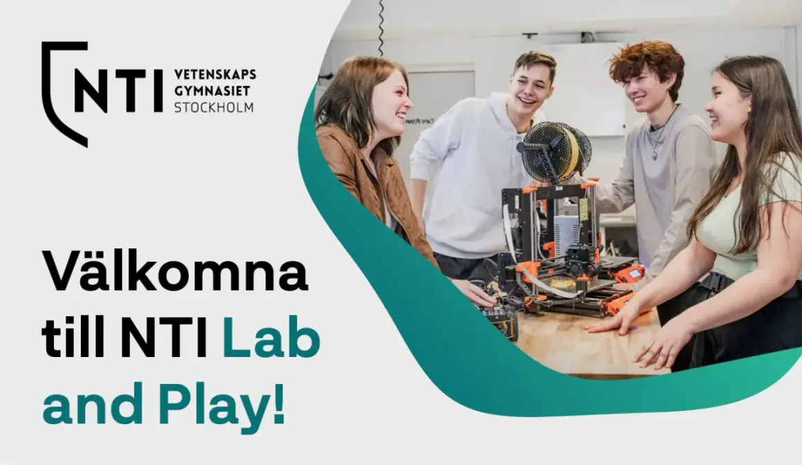 Elever skrattar vid en 3D-skrivare på NTI Vetenskapsgymnasiet Stockholm. Välkomna till NTI Lab and Play!
