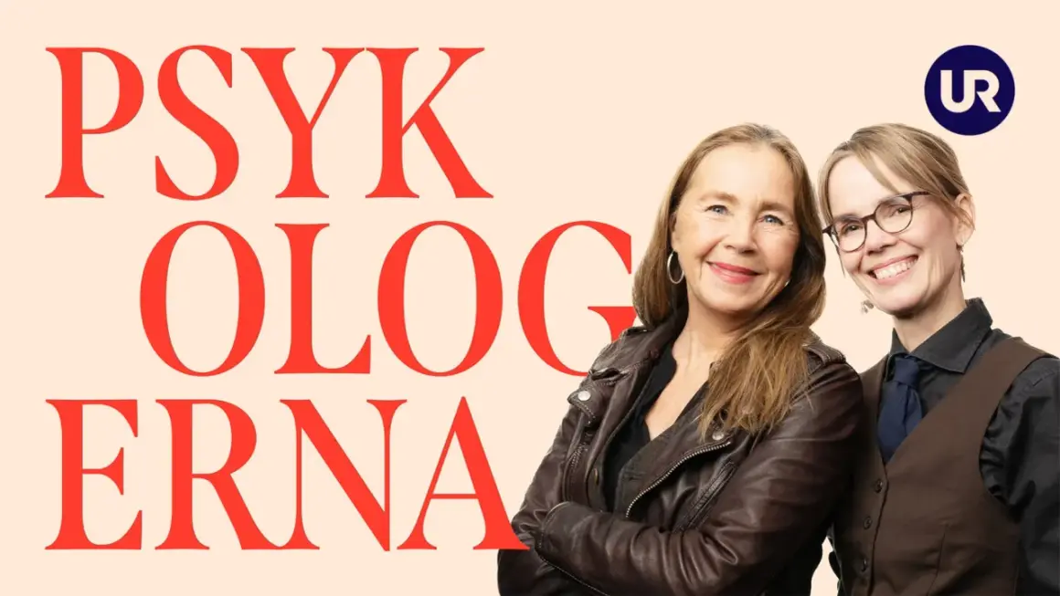 Två leende kvinnor framför texten "Psykologerna". Kanske diskuterar de psykolog utbildning krav.
