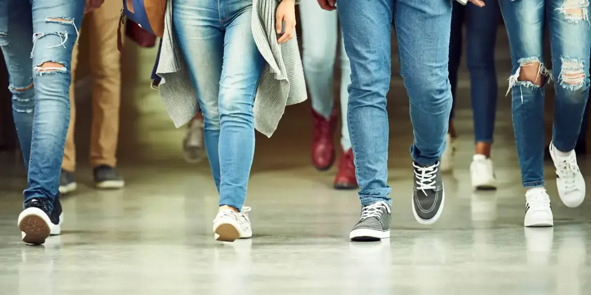 Elever på väg till gymnasiet, redo för en fri kvot. Jeans och sneakers dominerar bland de unga.