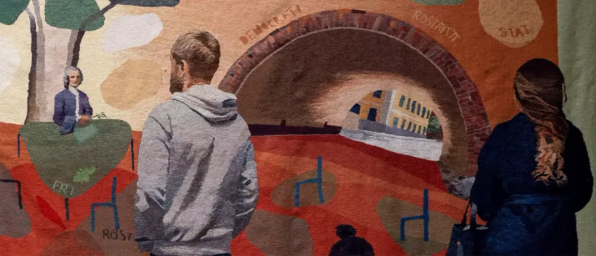 En vävd bild med människor och en valvbro. Kanske en scen från politices kandidatprogram Lund, med symboler för frihet och röster.