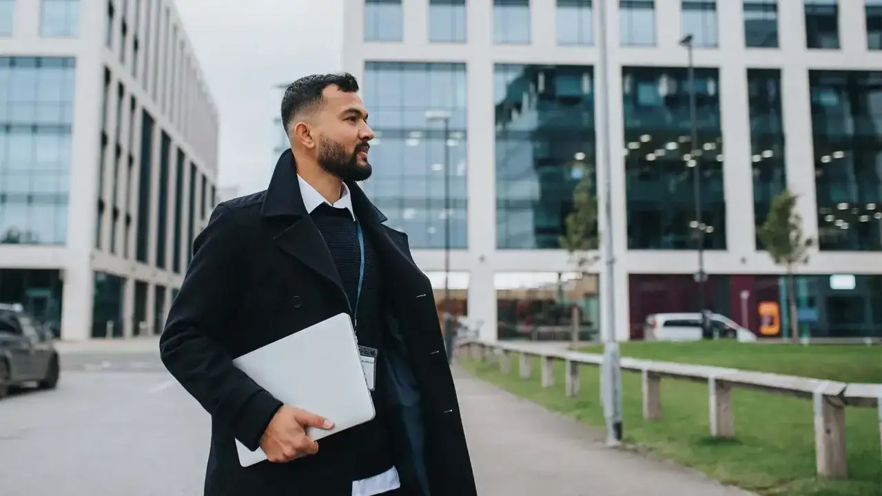 Plugga logistik? YH vs universitet – Välj rätt väg!